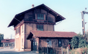 Das Stationsgebäude kurz vor dem Abbruch